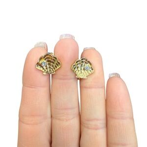 Avon “Island scallop shell” Goldtone clip Earrings with Crystals NIB 1990
